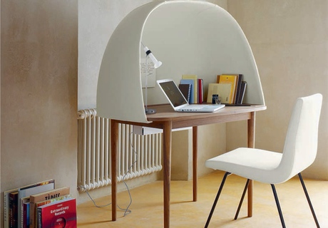 Рабочий стол Rewrite с мягким «капюшоном» от студии GamFratesi для Ligne Roset (Германия)