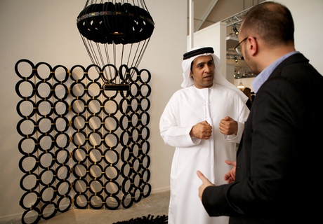 На стенде ливанской галереи Carwan на выставке Design Days Dubai были представлены лампа и ширма из традиционных обручей для поддержания головного платка, дизайнер Халид Шафар