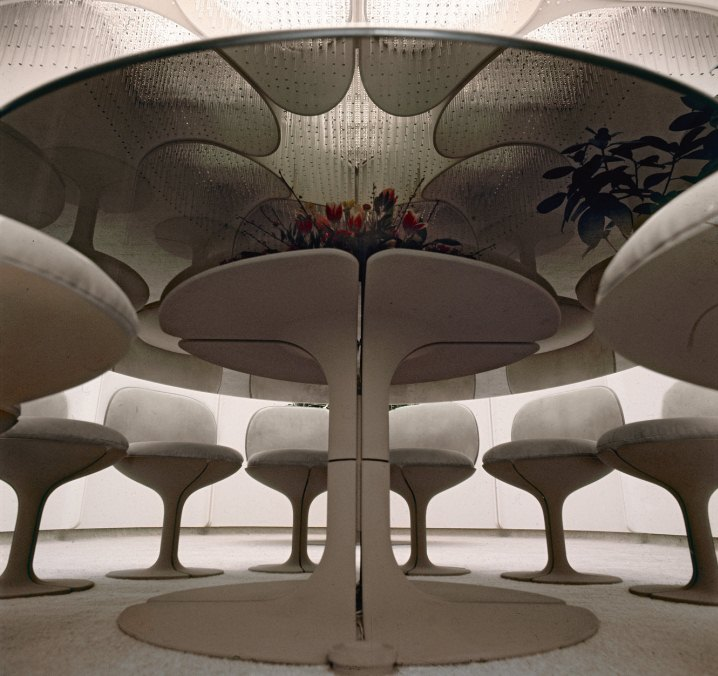 https://www.worldbuild365.com/media/news/design_exposition_pierre_paulin_centre_pompidou_salle_a_manger_du_palais_de_lelysee_en_1971-coulc_pierre_berdoy_-_mobilier_national_-_l.jpg