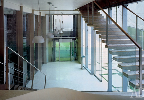 Вид на холл с площадки между этажами. Слева за стеклянной стеной — бассейн.