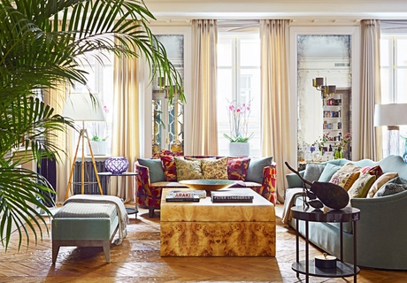 В гостиной в соста¬ренных зеркалах отражаются диваны бельгийской марки JNL с шелковыми и хлопковыми подушками Etro